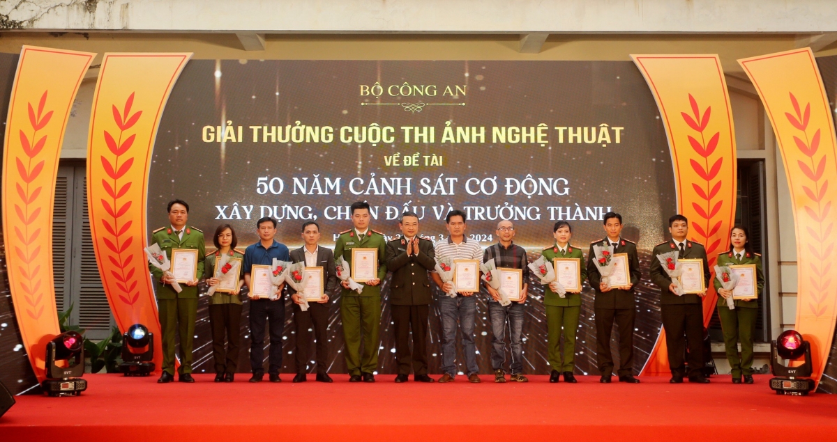 Trung tướng Nguyễn Ngọc Toàn, Cục trưởng Cục Công tác Đảng và công tác chính trị trao thưởng cho các tác giả đoạt giải. Ảnh: Lam Thanh