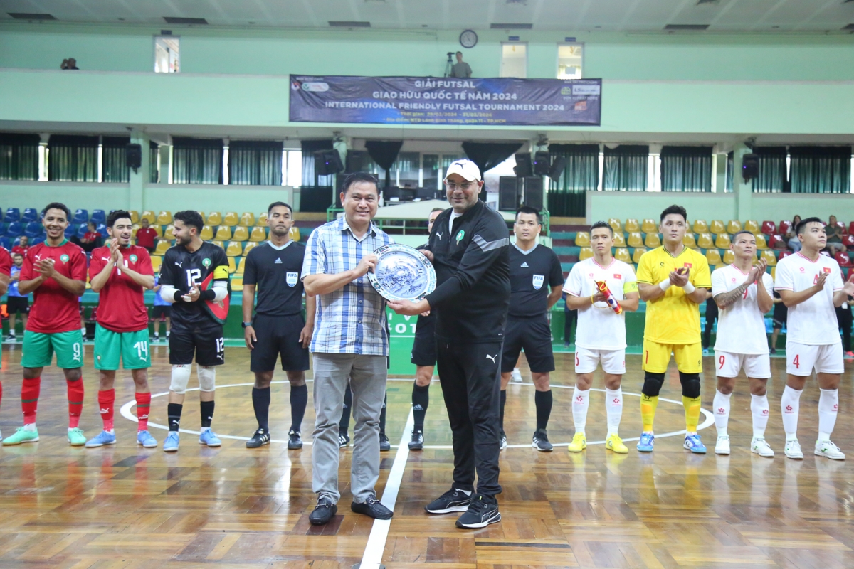Phó chủ tịch LĐBĐVN Trần Anh Tú và Trưởng đoàn đội tuyển Ma Rốc trao quà lưu niệm trước trận đấu.