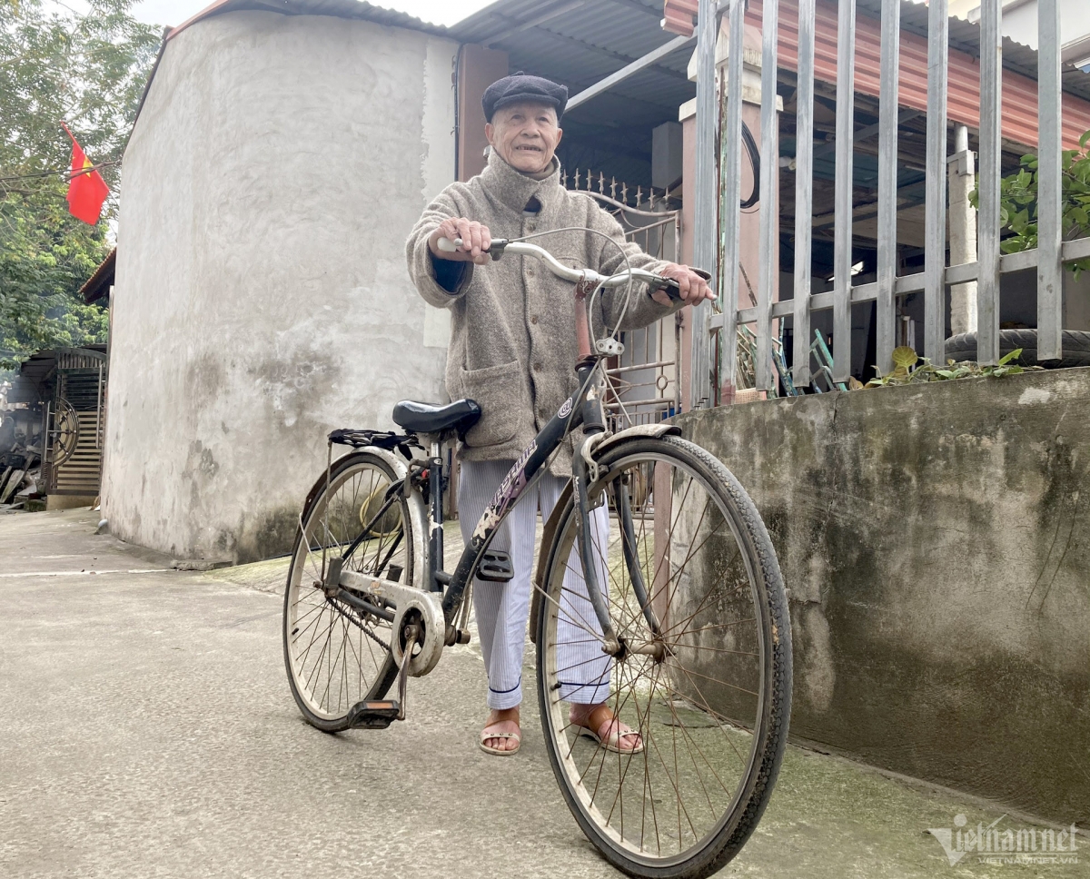 Ở tuổi 95, cụ Nguyễn Văn Đạm vẫn đạp xe, chăm sóc vợ và còn làm thơ để khuyên dạy con cháu sống hướng thiện.