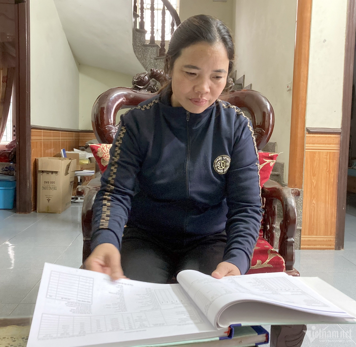 Nữ cán bộ làm công tác dân số Nhữ Thị Hảo lật mở danh sách các cụ cao niên trong làng.