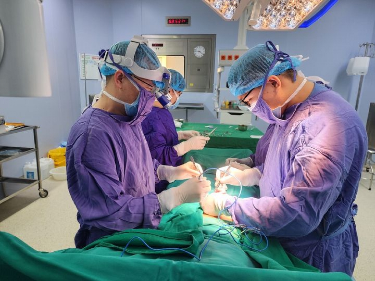 Bác sĩ khoa Nam học, Bệnh viện TWQĐ 108 phẫu thuật cho bệnh nhân xoắn tinh hoàn