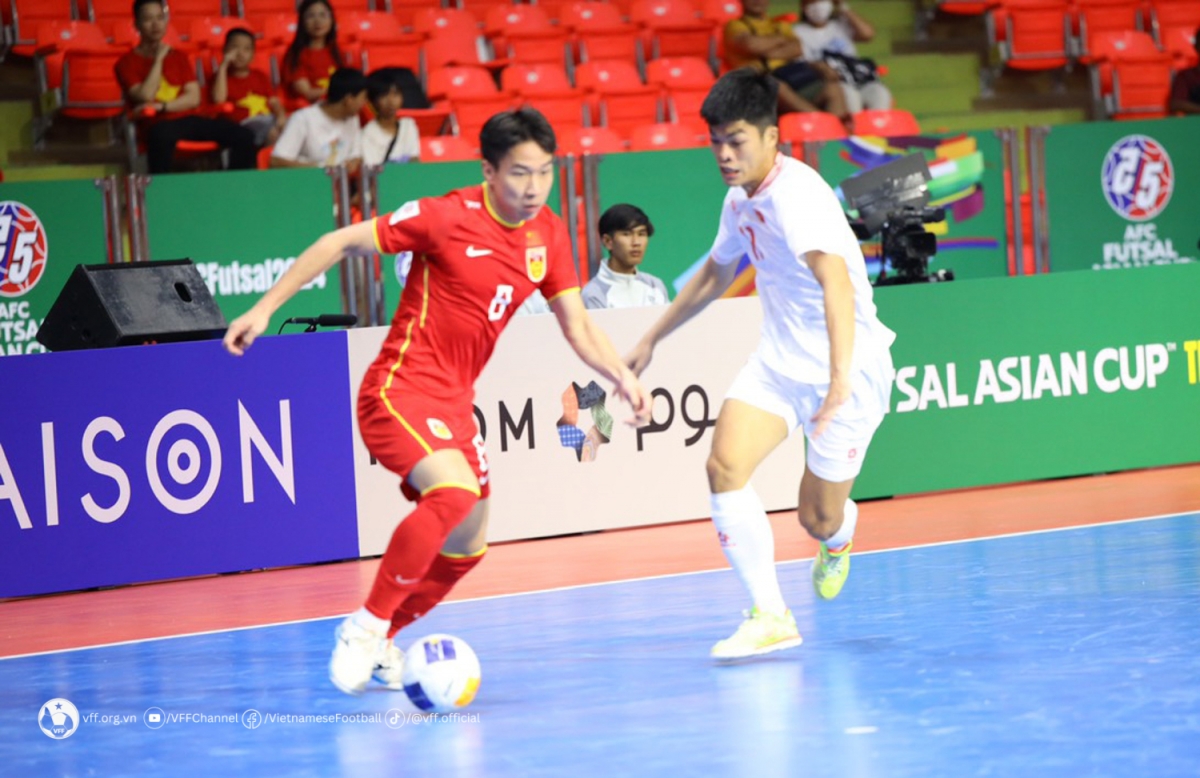 Chiến thắng nhọc nhằn 1-0 giúp Futsal Việt Nam tạm đứng đầu bảng A trước khi Thái Lan gặp Myanmar vào lúc 18h tối nay