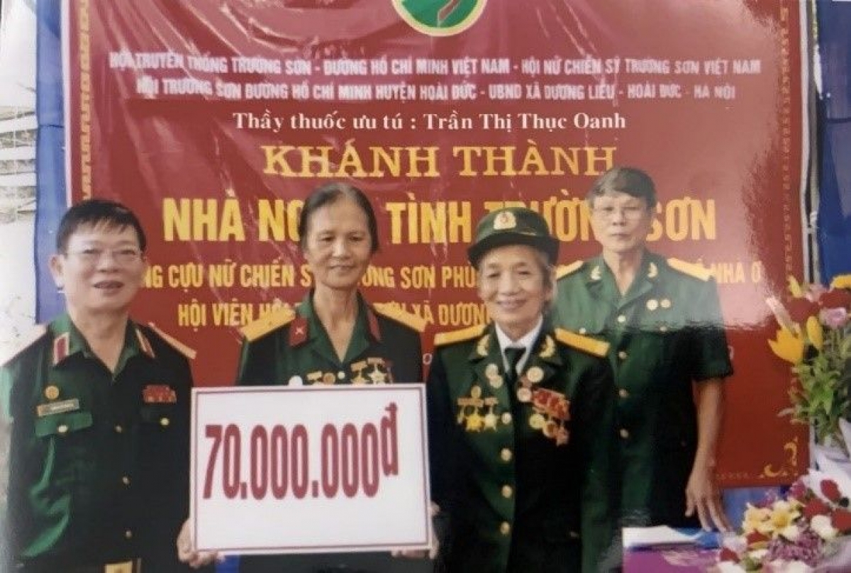 Bà Thục Oanh tặng nhà tình nghĩa 70 triệu đồng cho đồng đội nghèo ở Hoài Đức, TP Hà Nội