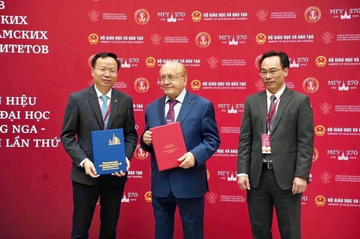Thứ trưởng Hoàng Minh Sơn chứng kiến trao thỏa thuận hợp tác giữa Trường Đại học Bách khoa TP.HCM và Trường Đại học Tổng hợp Quốc gia Mát-xcơ-va