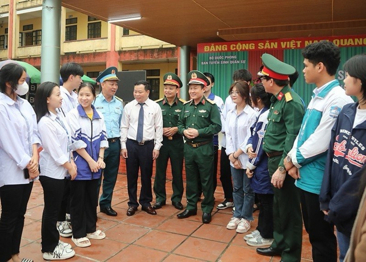 Ban Tuyển sinh quân sự Bộ Quốc phòng tư vấn tuyển sinh quân sự cho học sinh tỉnh Thái Bình
