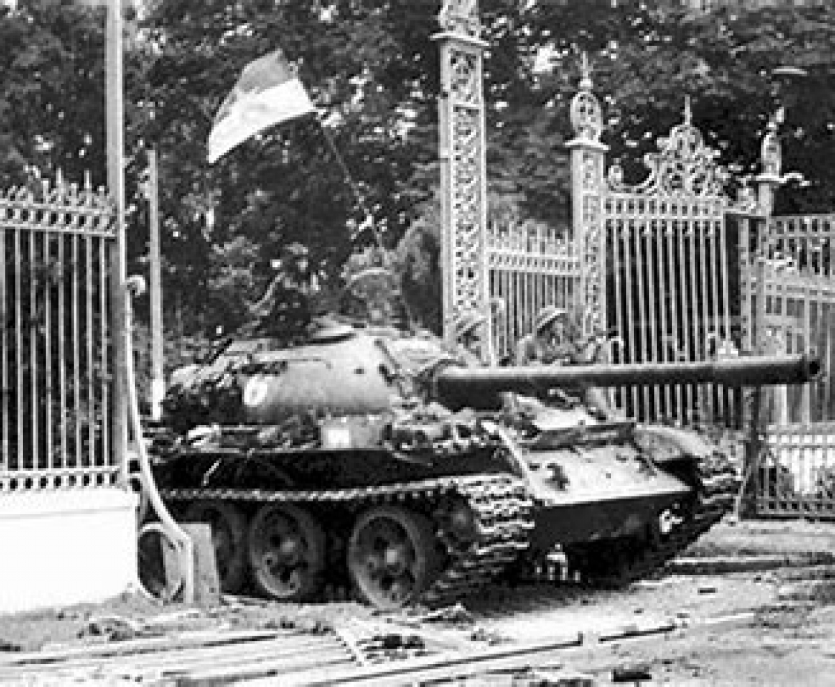 Chiếc xe tăng của Quân Giải phóng tiến vào sào huyệt cuối cùng của địch, kết thúc chiến dịch Hồ Chí Minh lịch sử. Ảnh: Tư liệu