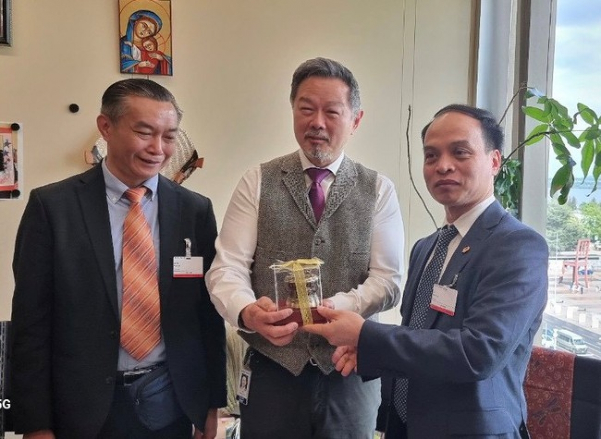 Ông Lê Minh Tuấn trao quà lưu niệm cho ông Andrew Michael Ong, Phụ trách khu vực châu Á - Thái Bình Dương của WIPO