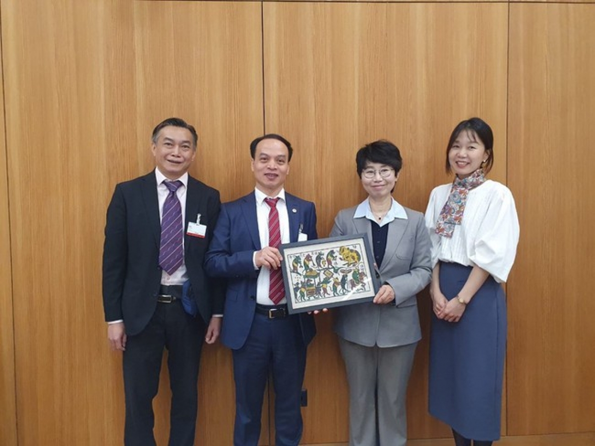 Ông Lê Minh Tuấn trao quà cho bà Hyang Mi Jung, Cục trưởng Cục Bản quyền tác giả Hàn Quốc