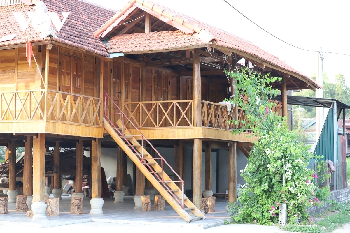 Nhà sàn gỗ khang trang gia đình anh Quàng Văn Thương ở bản du lịch cộng đồng bản Mển, xã Thanh Nưa, huyện Điện Biên mới đầu tư để đón và phục vụ khách du lịch
