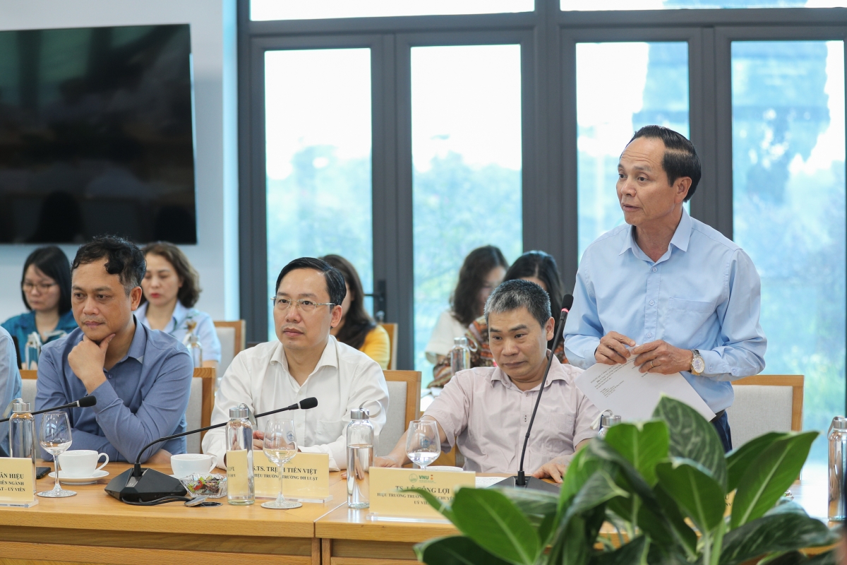 PGSTS Nguyễn Quang Liệu - Hiệu trưởng trường THPT chuyên KHXHNV phát biểu tại Hội thảo