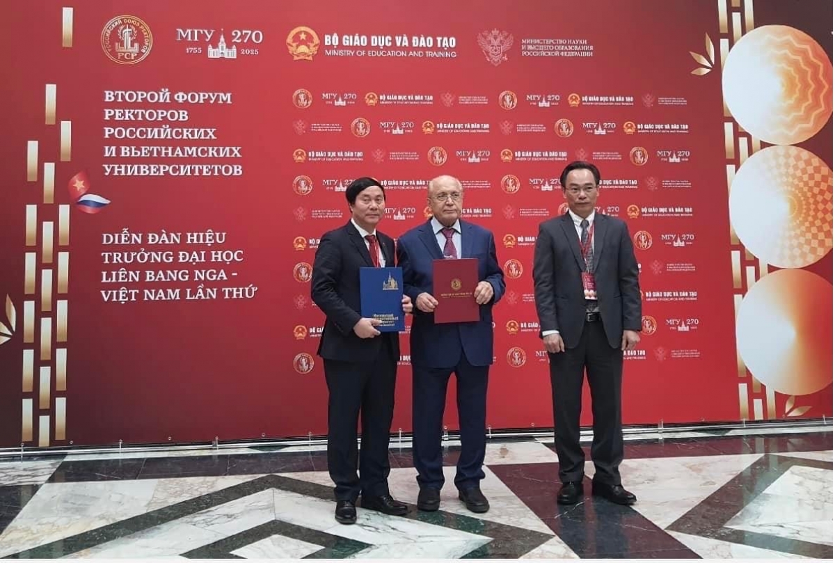 Thứ trưởng Hoàng Minh Sơn chứng kiến trao thỏa thuận hợp tác giữa Trường Đại học Giao thông Vận tải và Trường Đại học Tổng hợp Quốc gia Mát-xcơ-va 