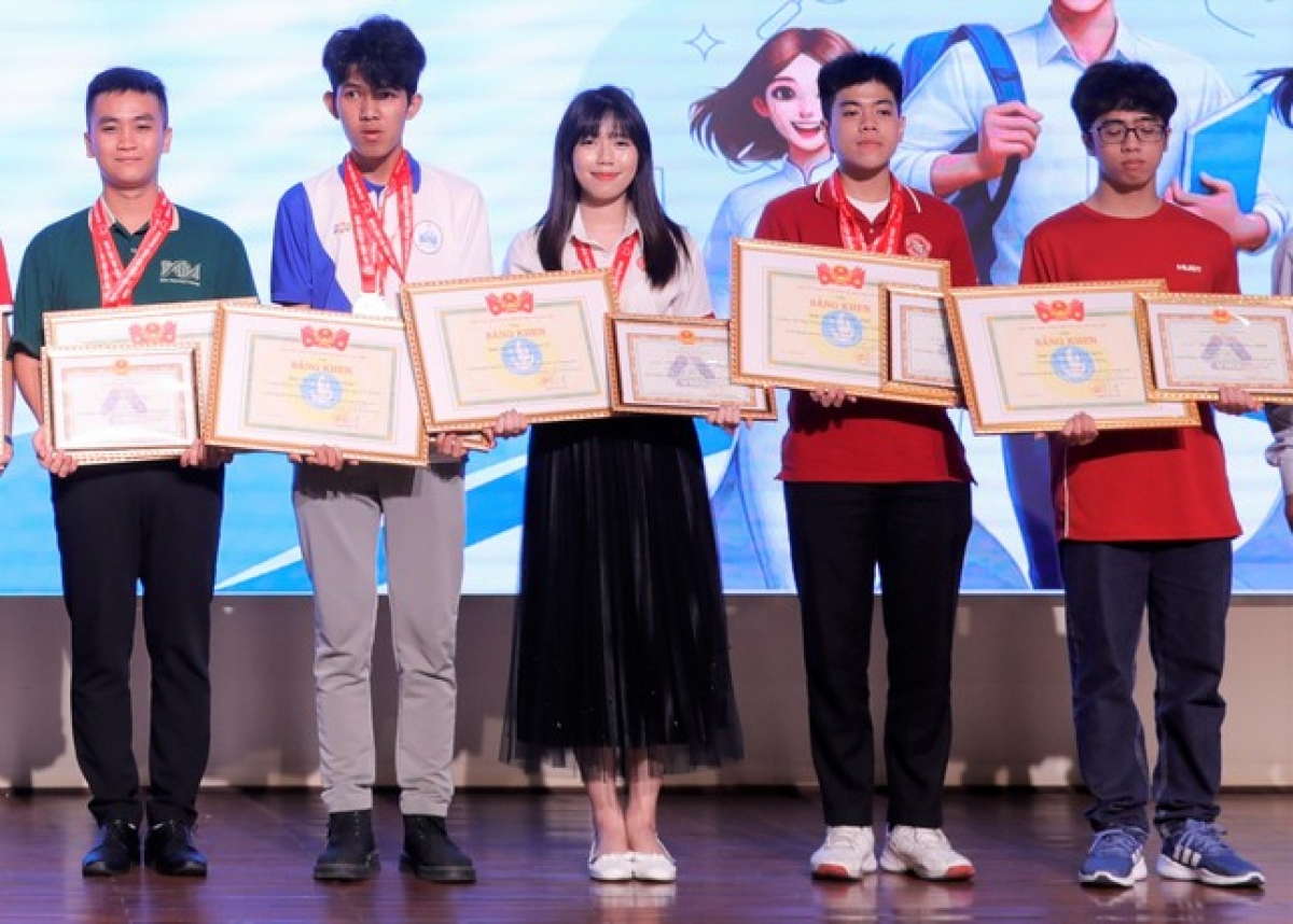 Trần Ngọc Quỳnh Trang (SV Trường ĐH Ngoại thương cơ sở 2) là thí sinh nữ duy nhất giành giải đặc biệt tại kỳ thi.