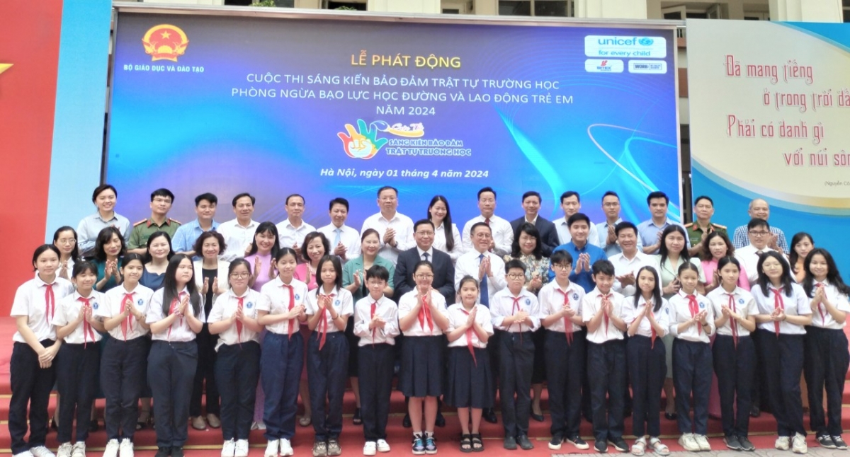 Đại diện các Bộ, ngành cùng học sinh trường THCS Nguyễn Công Trứ (Ba Đình, Hà Nội) chụp ảnh lưu niệm tại buổi Lễ phát động