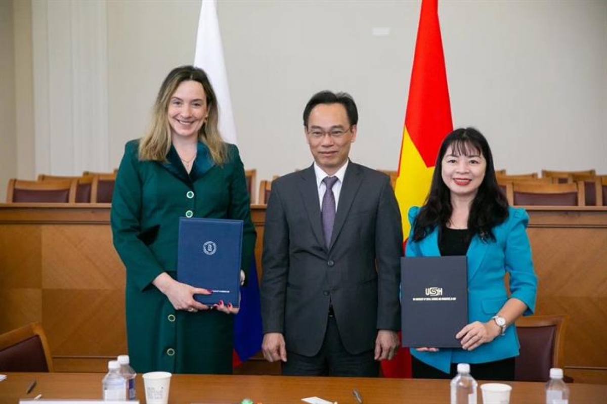 Thứ trưởng Hoàng Minh Sơn chứng kiến trao thỏa thuận giữa Trường Đại học Khoa học Xã hội và Nhân văn (Đại học Quốc gia Hà Nội) với Trường Đại học Kinh tế cao cấp (HSE)