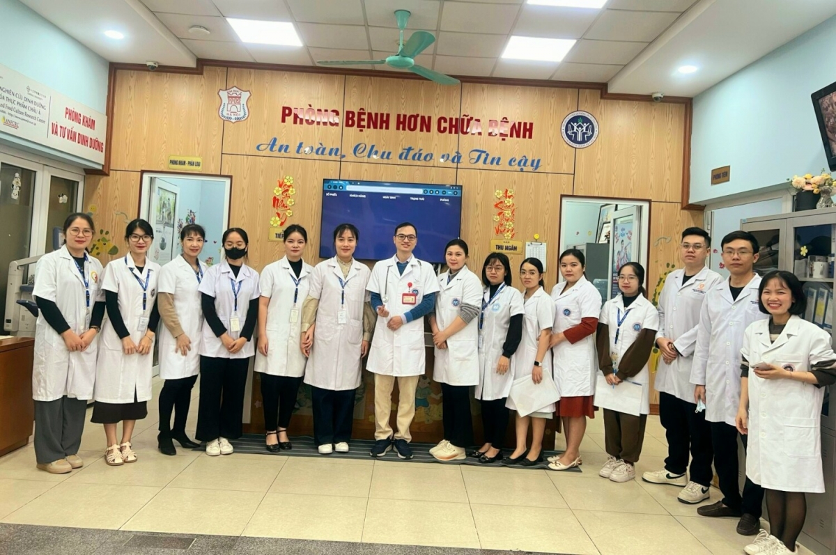BS Nguyễn Văn Thành (đứng giữa) và nhân viên y tế tại Trung tâm Tiêm chủng- Trường Đh Y Hà Nội