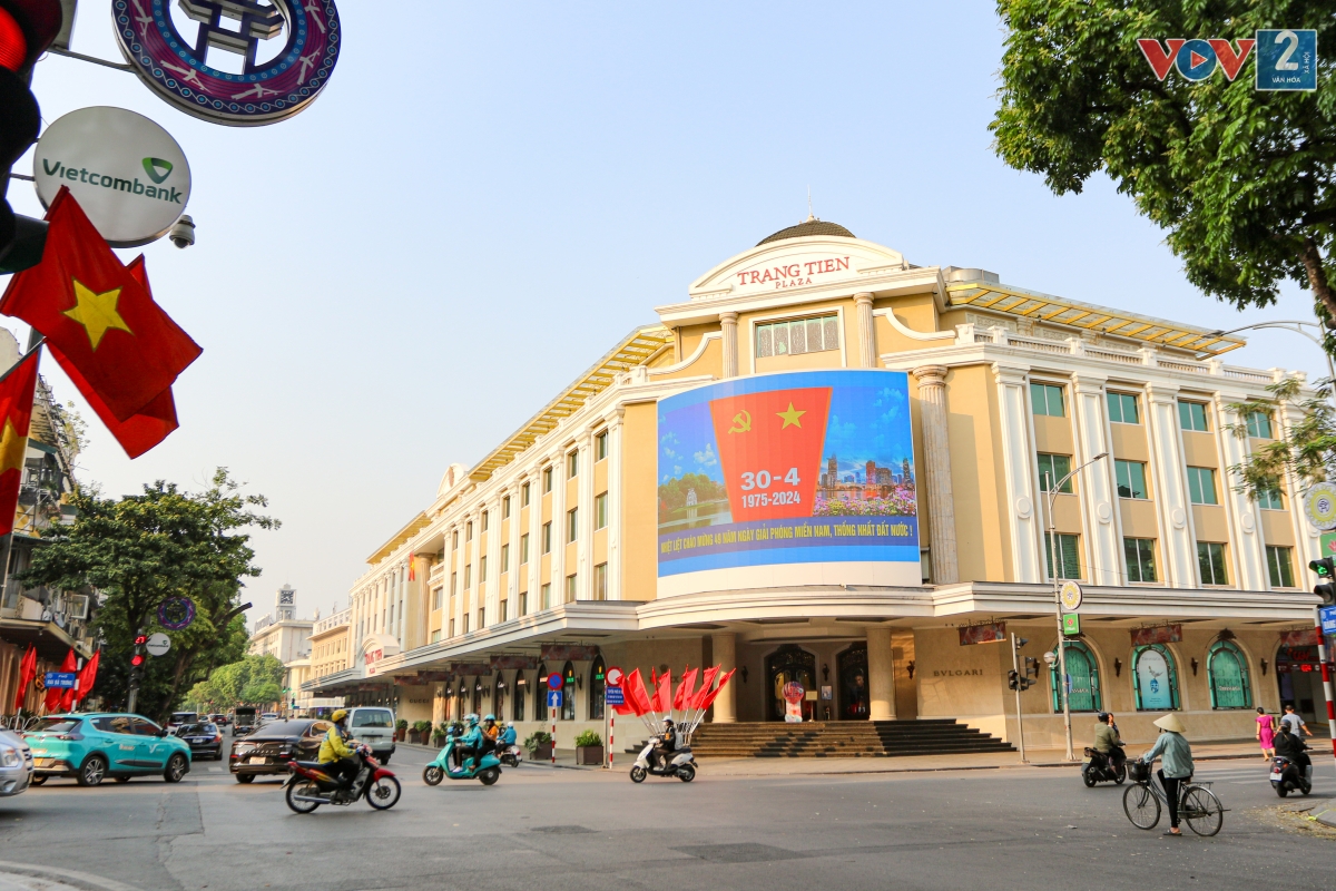 Khu vực Tràng Tiền Plaza chiếu màn hình lớn kỷ niệm 70 năm Chiến thắng Điện Biên Phủ.