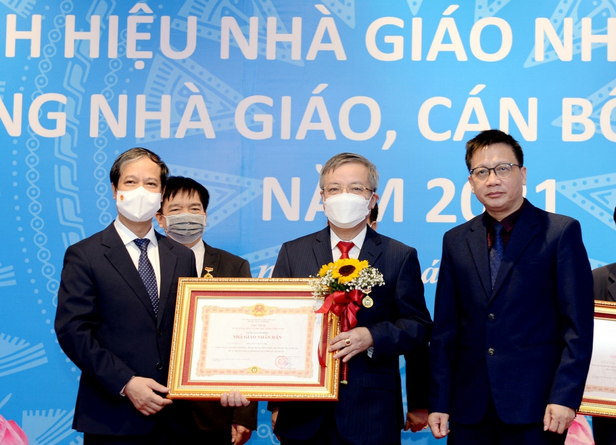 Bộ trưởng Nguyễn Kim Sơn và ông Nguyễn Ngọc Ân - Chủ tịch Công đoàn Giáo dục Việt Nam trao tặng danh hiệu Nhà giáo nhân dân, Nhà giáo ưu tú, tuyên dương nhà giáo, cán bộ quản lý tiêu biểu năm 2021