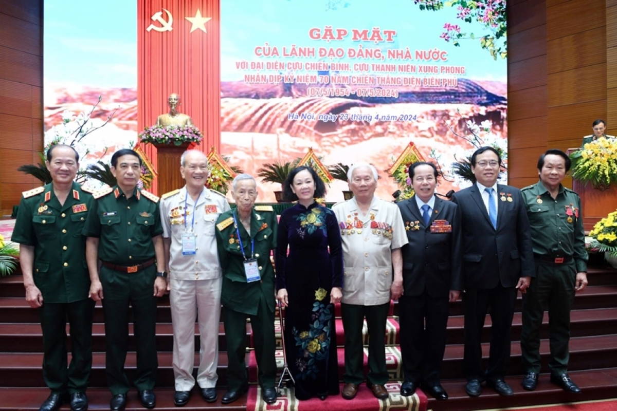Thường trực Ban bí thư Trương Thị Mai chụp ảnh lưu niệm cùng các nhân chứng tham gia chiến dịch Điện Biên Phủ