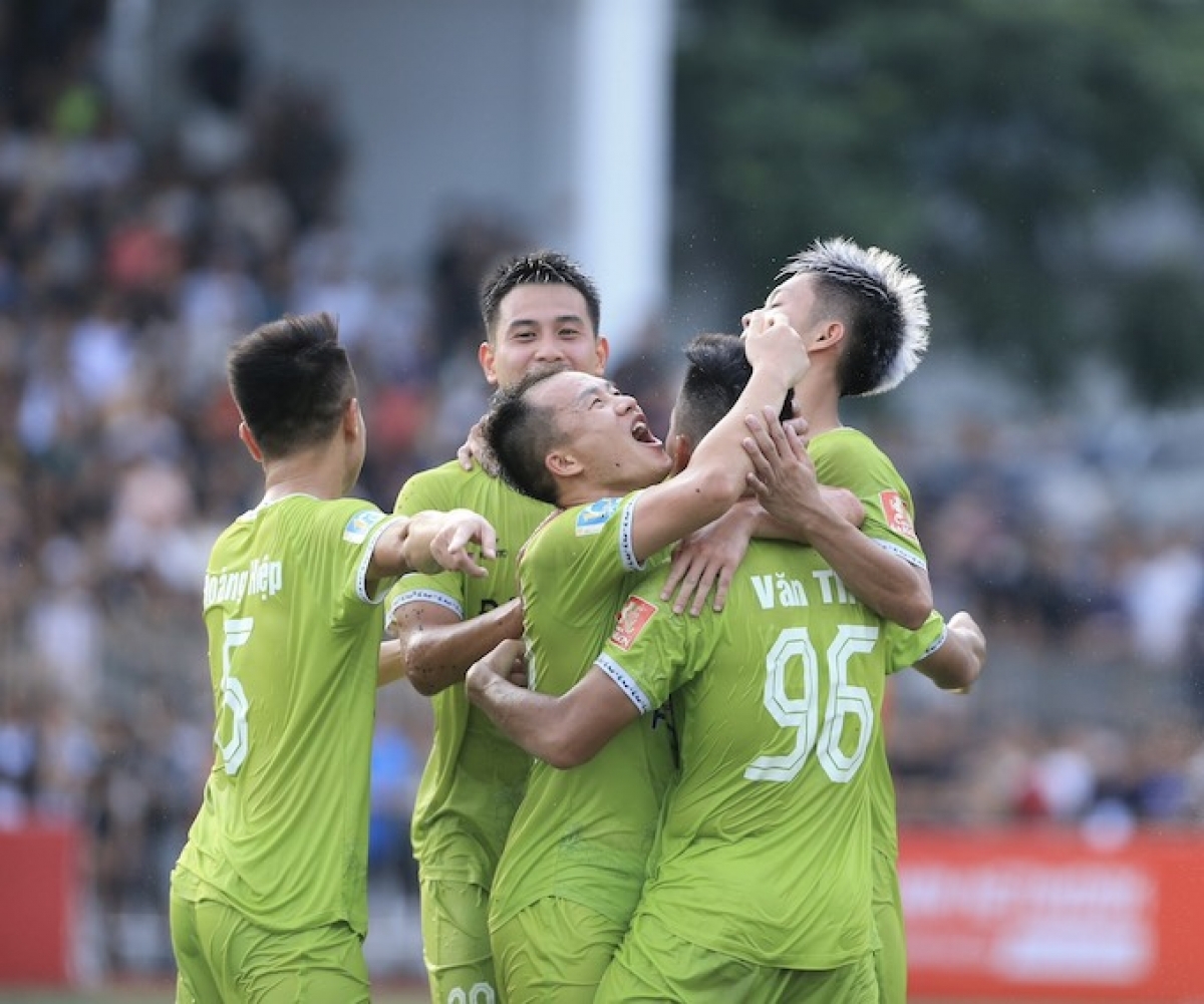 Niềm vui của các cầu thủ Đại Từ FC khi đăng quang Vô địch Giải bóng đá 7 người VĐQG 2023