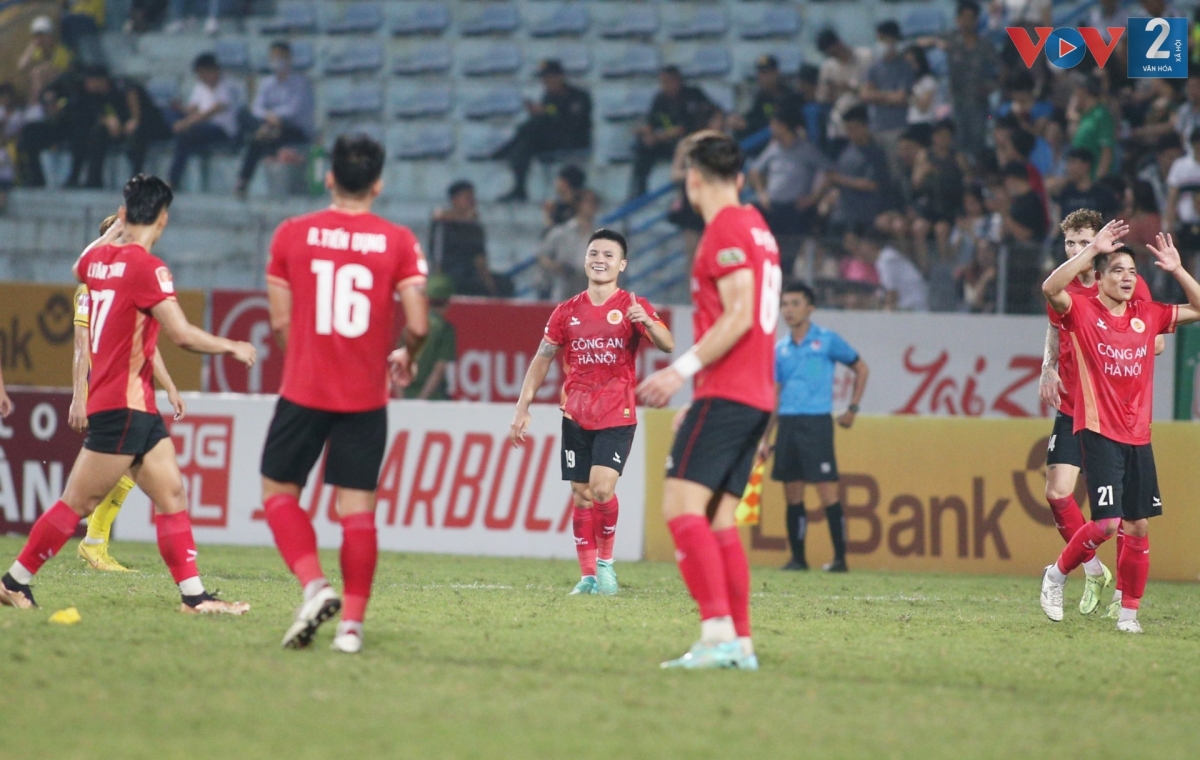 Quang Hải ấn định chiến thắng 2-0 cho đội chủ nhà bằng pha sút phạt đẹp mắt