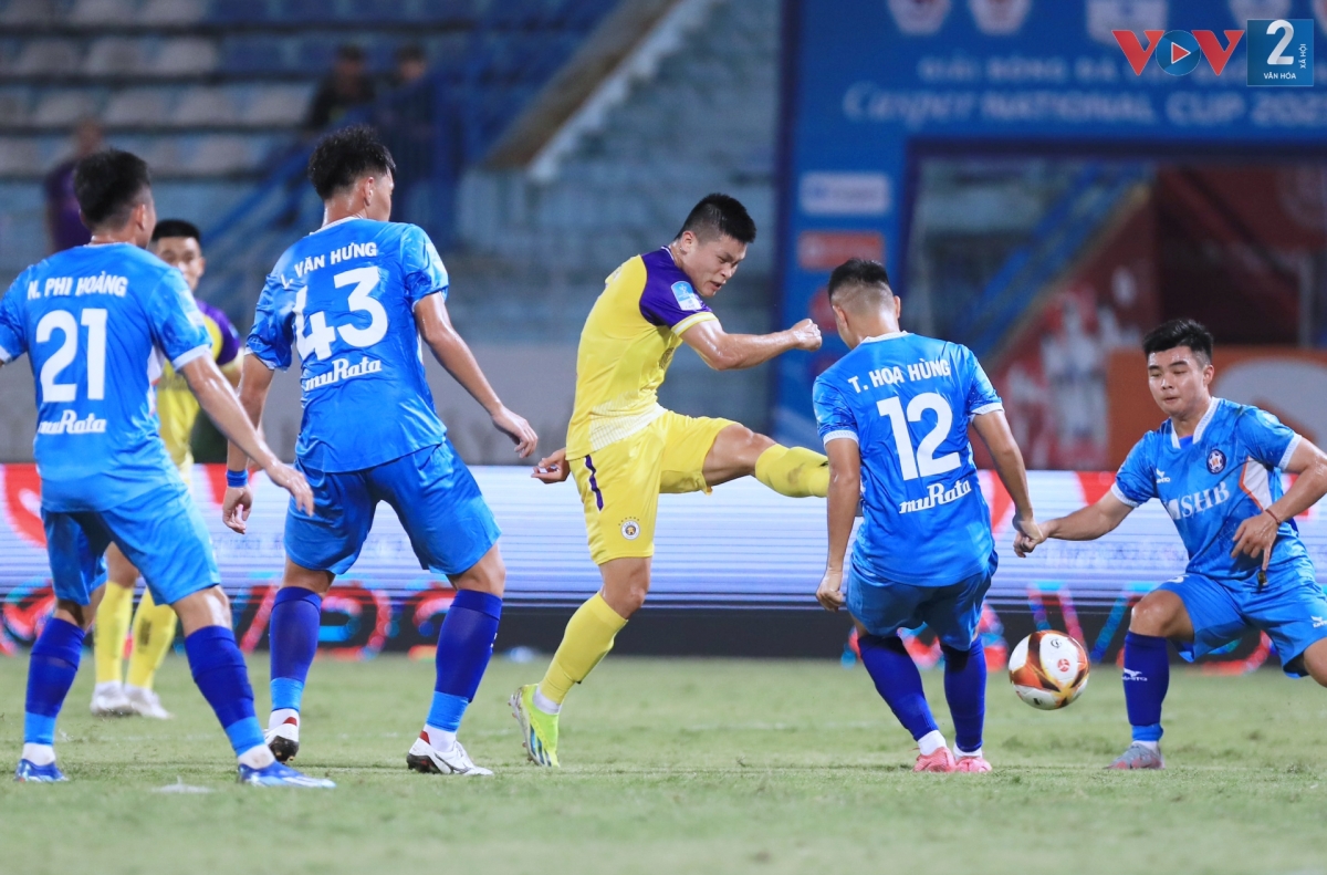 Dù thi đấu lấn lướt nhưng Hà Nội FC gặp nhiều khó khăn trong việc tiếp cận khung thành SHB Đà Nẵng