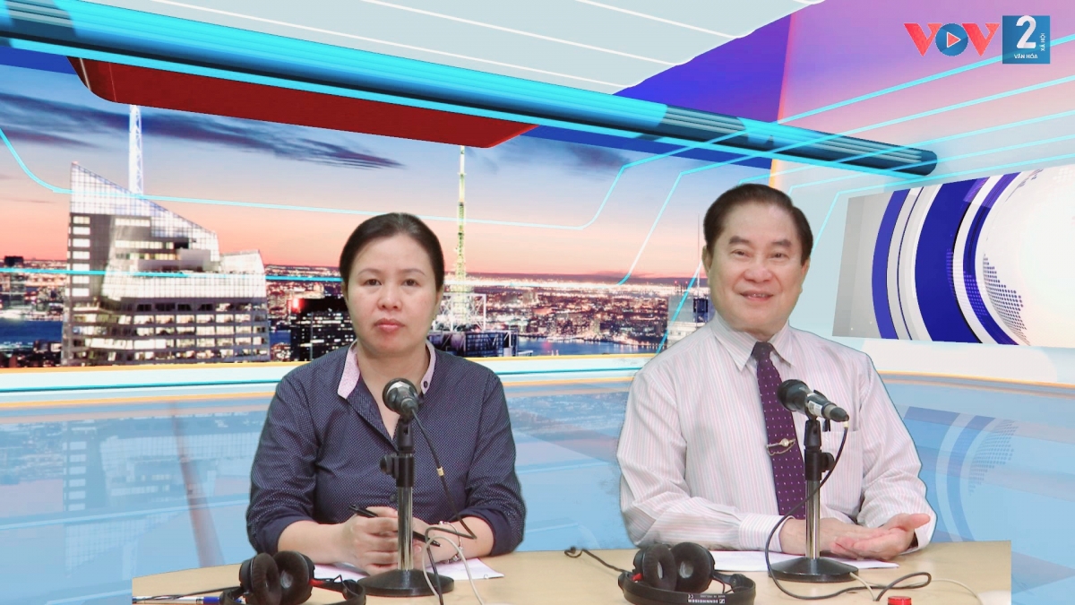 Bác sĩ Nguyễn Trọng An trả lời tại phòng thu trực tiếp VOV2