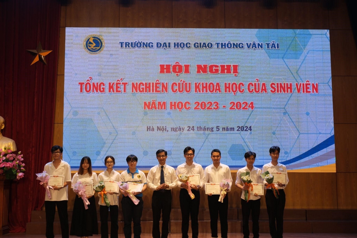 PGS.TS. Lê Hoài Đức - Phó Hiệu trưởng nhà trường trao giấy khen cho đại diện các đề tài nghiên cứu khoa học xuất sắc được lựa chọn tham dự cuộc thi NCKHSV cấp Bộ