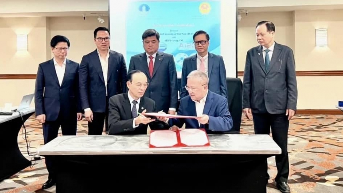 GS.TS Trịnh Minh Thụ - Hiệu trưởng Trường ĐH Thủy lợi ký kết hợp tác với ĐH UC Davis