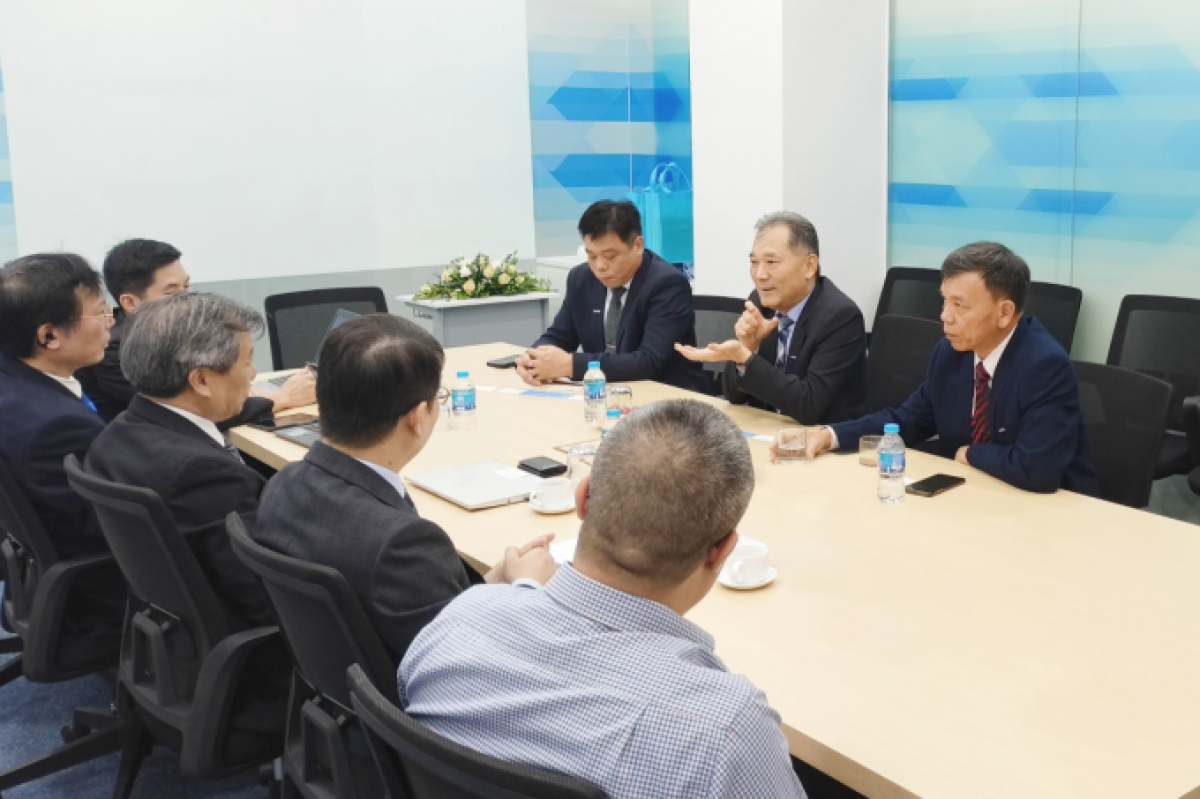 TS. Robert Li - Phó Chủ tịch Synopsys khu vực Đài Loan và Đông Á (giữa) trong buổi làm việc với trường Đại học CMC Ảnh: CMC