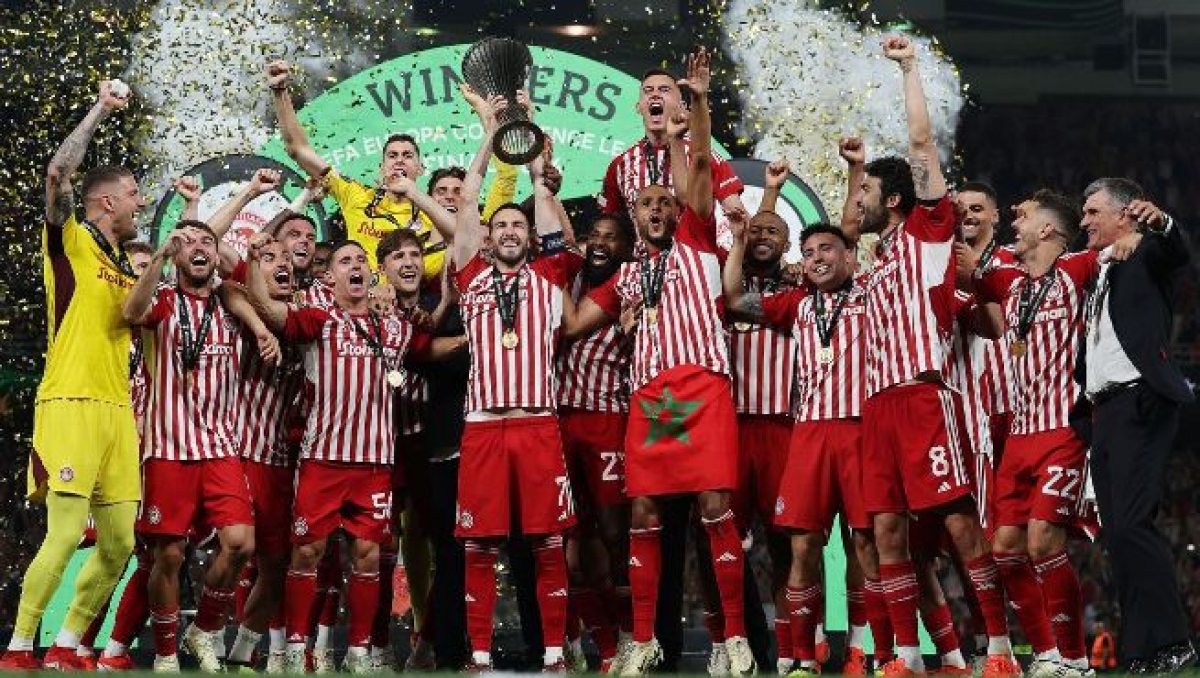 Tập thể Olympiacos nâng cao danh hiệu Europa Conference League