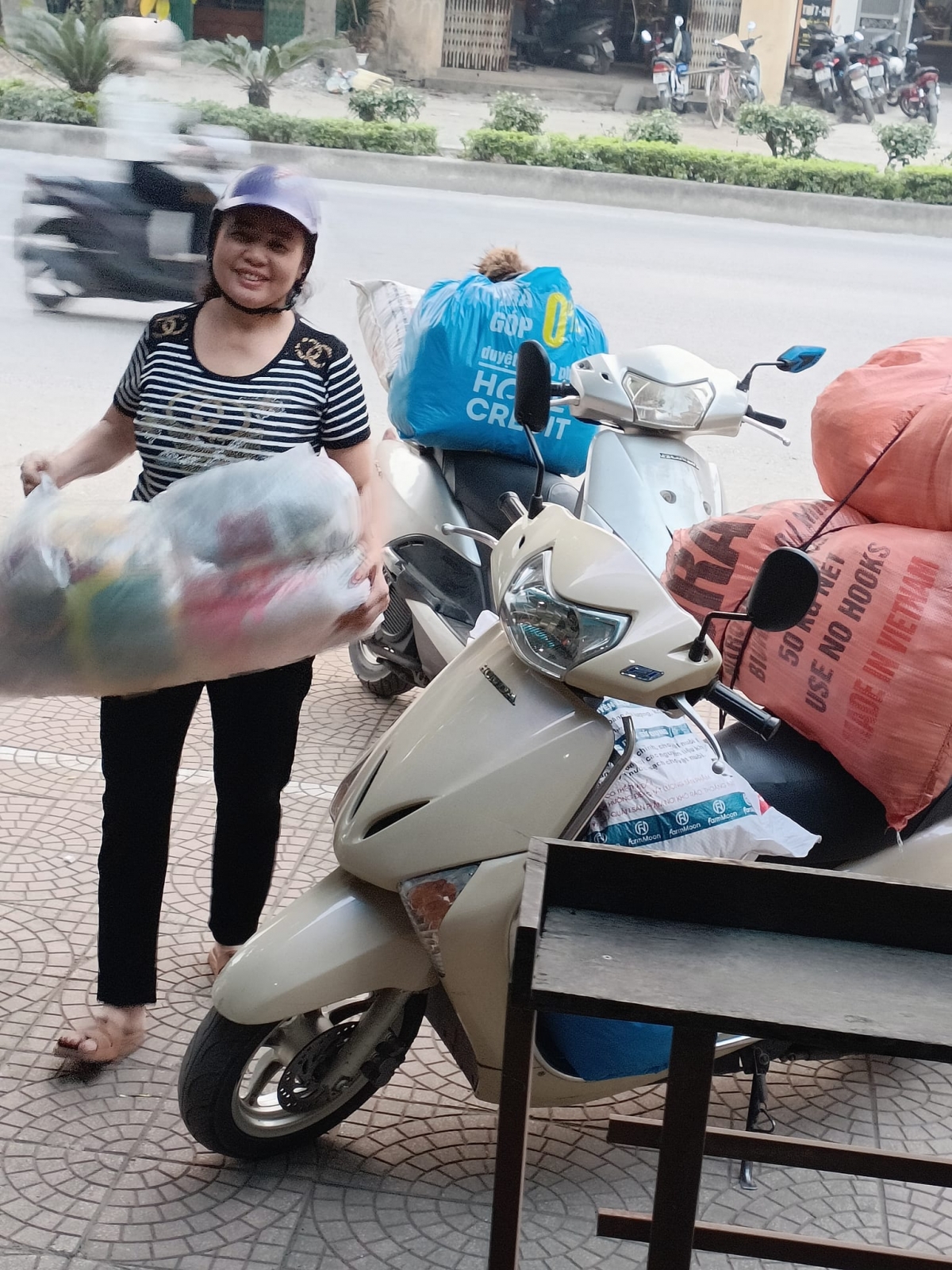 Bà Oanh quyên góp quần áo, lương thực, thực phẩm gửi tặng những gia đình khó khăn (Ảnh NVCC)