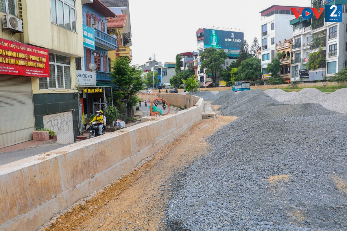 Đường gom dân sinh được xây tường chắn tại vị trí dải phân cách giữa mặt đường chính để xử lý chênh cao độ giữa hai làn.