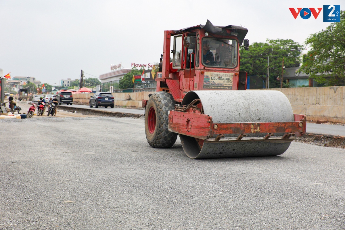 Ghi nhận của phóng viên VOV2, trên toàn tuyến dự án mở rộng đường Âu Cơ - Nghi Tàm, hàng chục phương tiện máy móc đang được huy động san nền, lu lèn. Còn ở khu vực đường phía trong đê, nhiều đoạn đã được thảm nhựa.