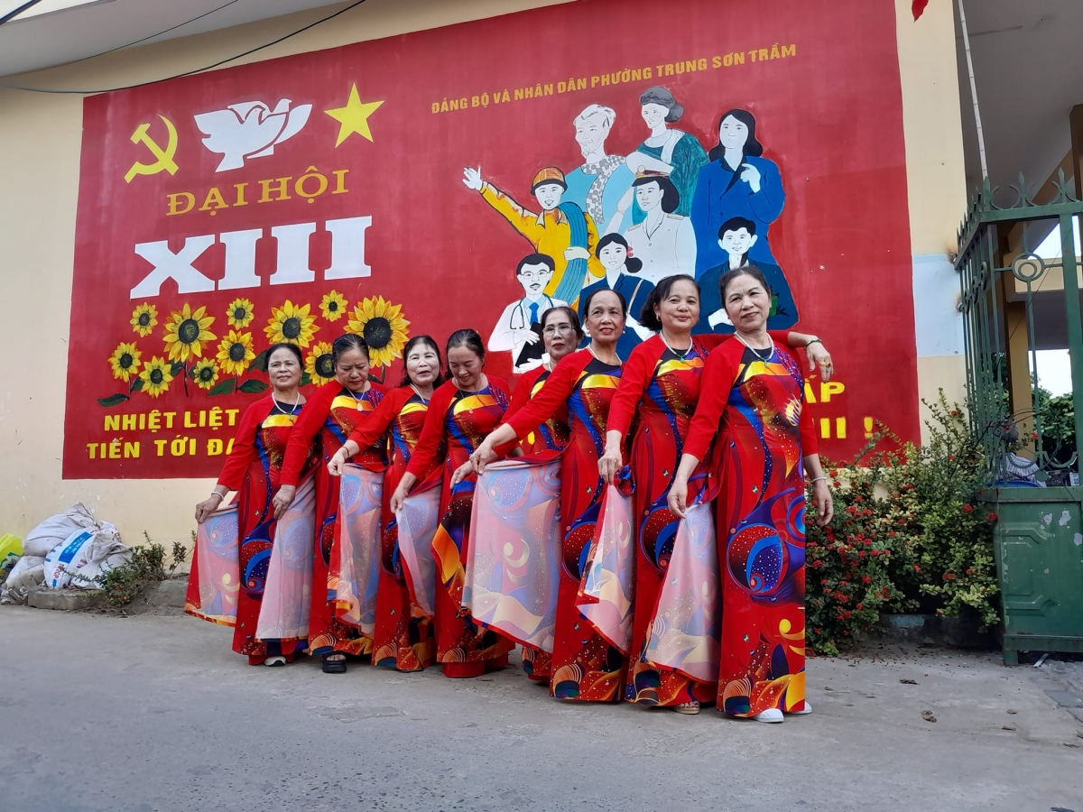Bà Oanh (thứ 2 từ phải qua) cùng các hội viên phụ nữ phường Trung Sơn Trầm (Ảnh NVCC)