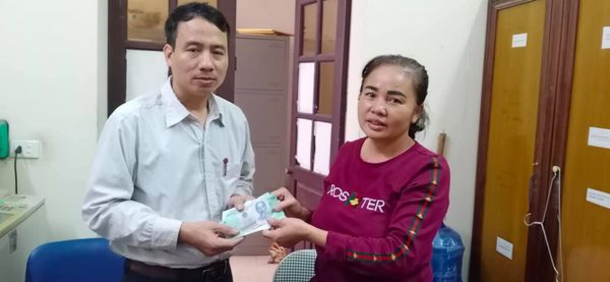 Bà Oanh ủng hộ gia đình có hoàn cảnh khó khăn (Ảnh NVCC)