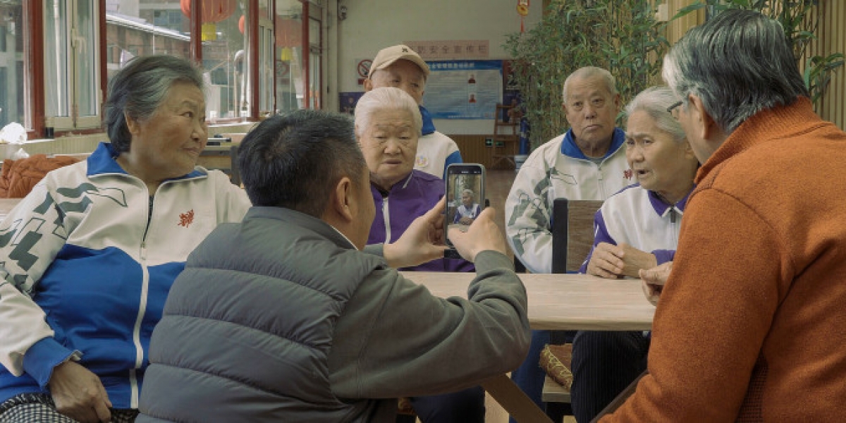 Feng Yan đang quay video ngắn cùng các thành thành viên lớn tuổi tại Viện dưỡng lão Jingya, thành phố Thiên Tân