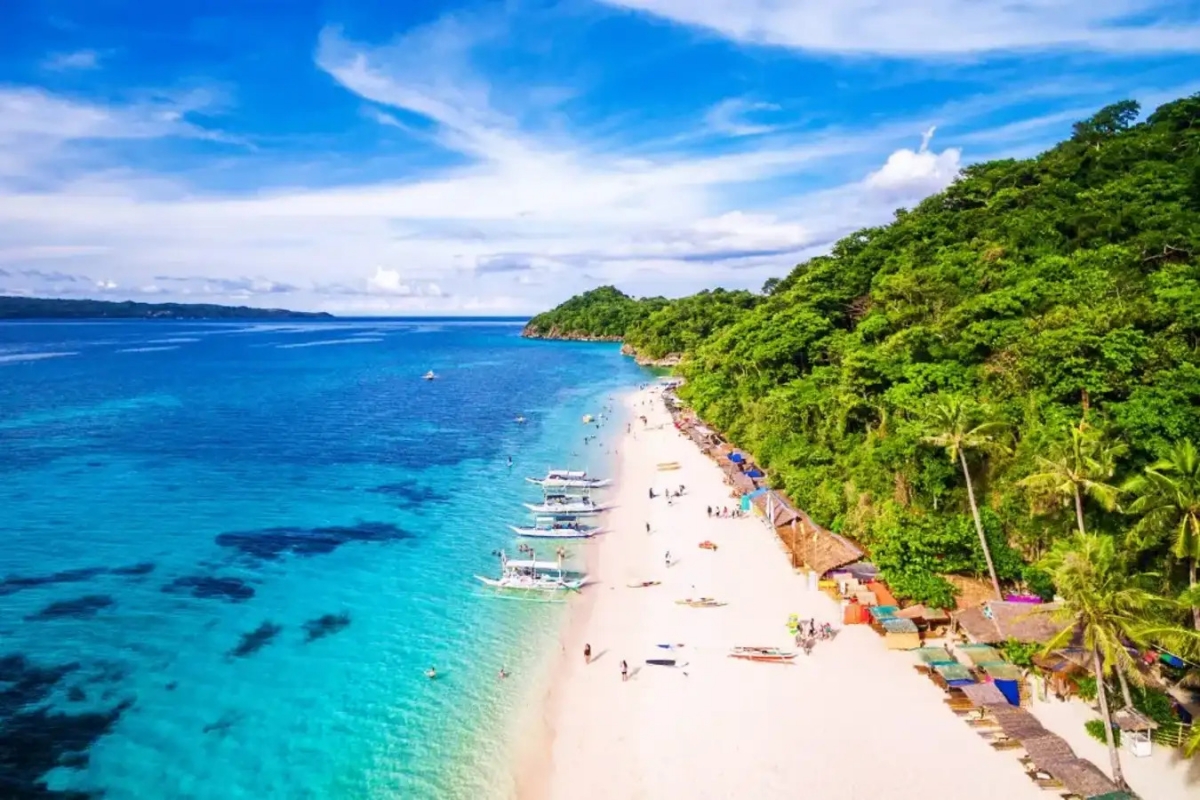 White Beach, một bãi tắm nổi tiếng ở Boracay, Philippines. @R.M. Nunes