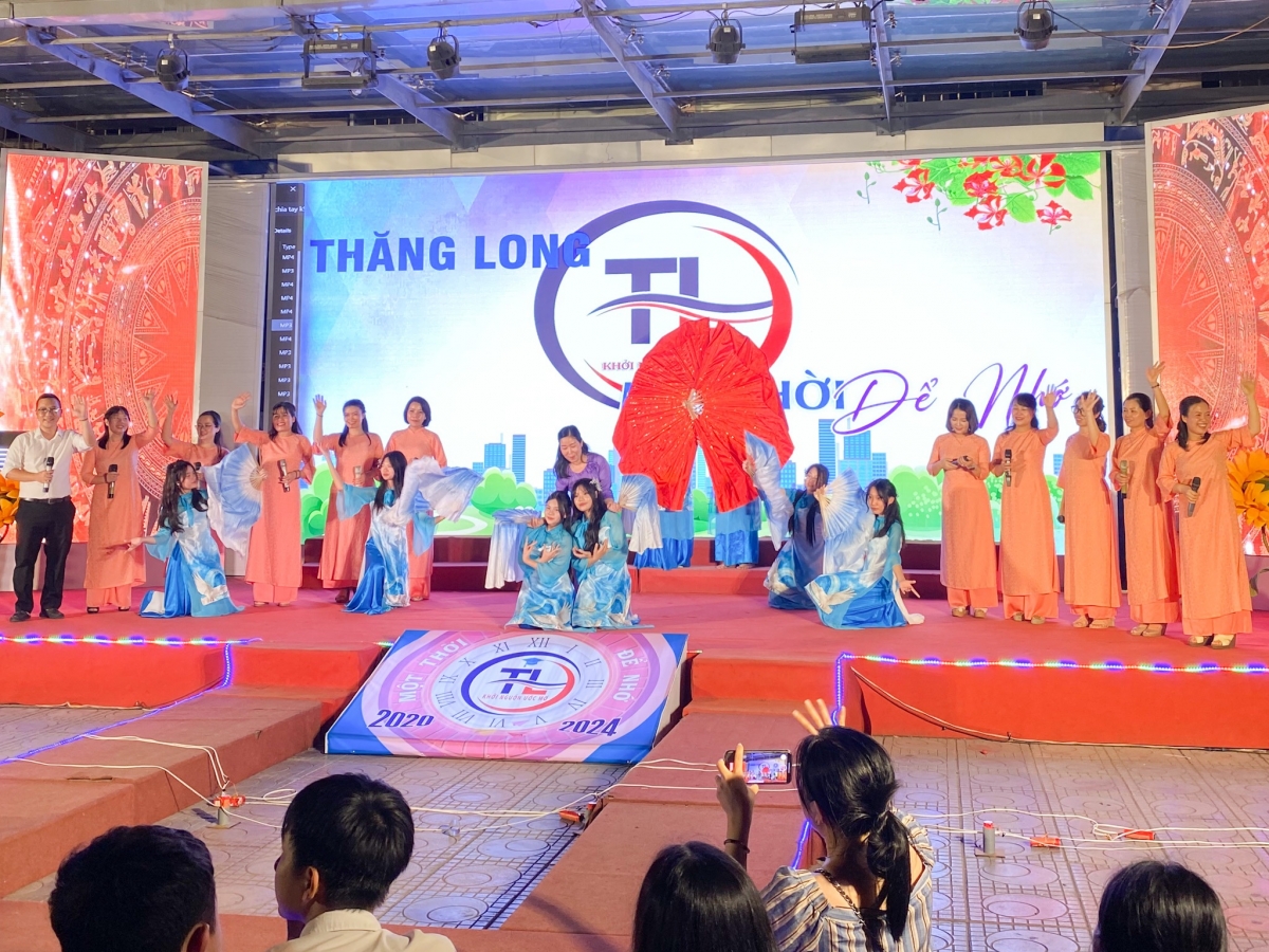 Toàn bộ giáo viên khối 9 xuất hiện cùng học sinh khối 9 ở những tiết mục cuối chương trình.