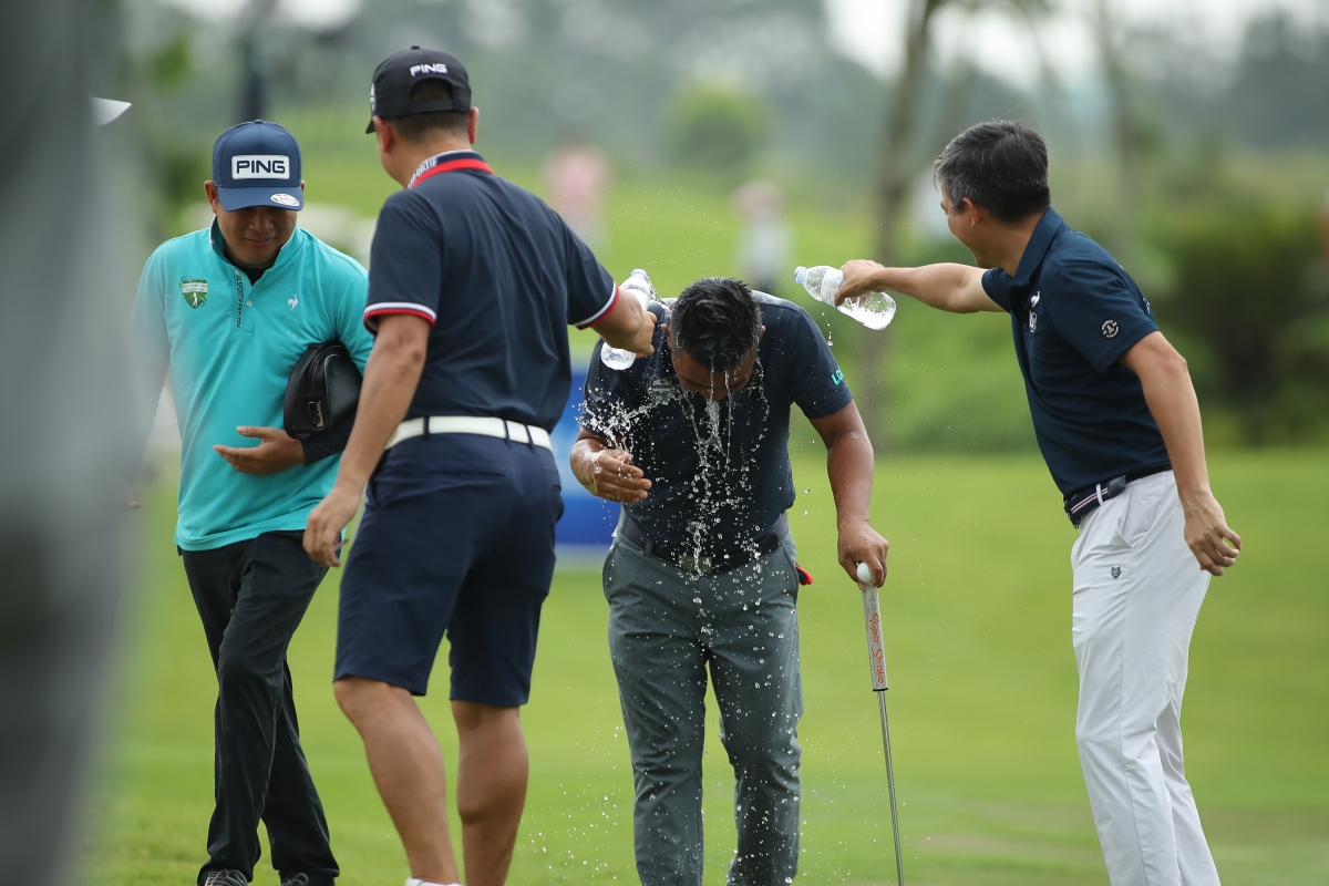 Các thành viên Hội golf thành phố Hà Nội ăn mừng ngôi vô địch bảng Nam (Ảnh: VGA)