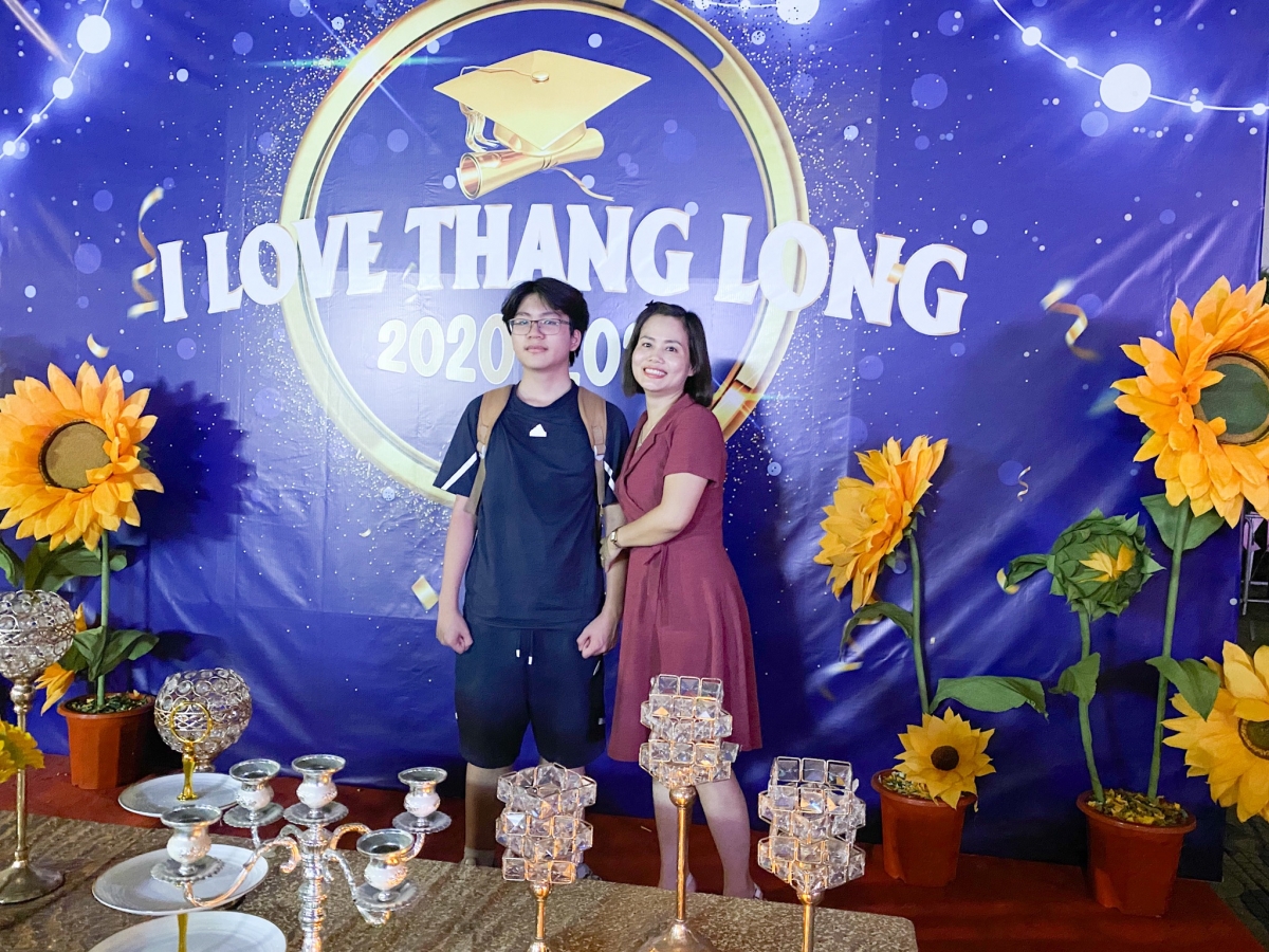 Góc check-in được nhà trường chuẩn bị cho học sinh khối 9, phụ huynh, thầy cô lưu lại những khoảnh khắc trước khi chia tay