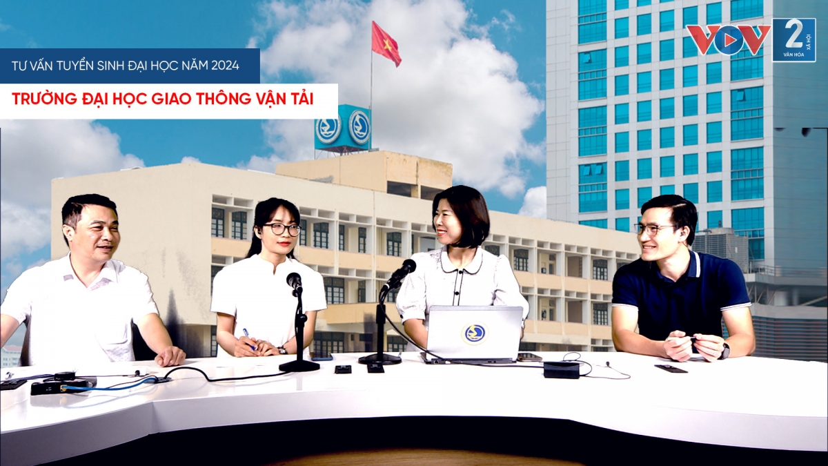 TS. Phạm Thanh Hà (ngoài cùng bên trái), PGS.TS Nguyễn Thị Hòa (thứ 2 từ phải sang) và ông Trịnh Xuân Lộc, Trưởng ban nhân sự, Tập đoàn Đạt Phương (ngoài cùng bên phải) tại phòng thu của VOV2 (5/2024 )