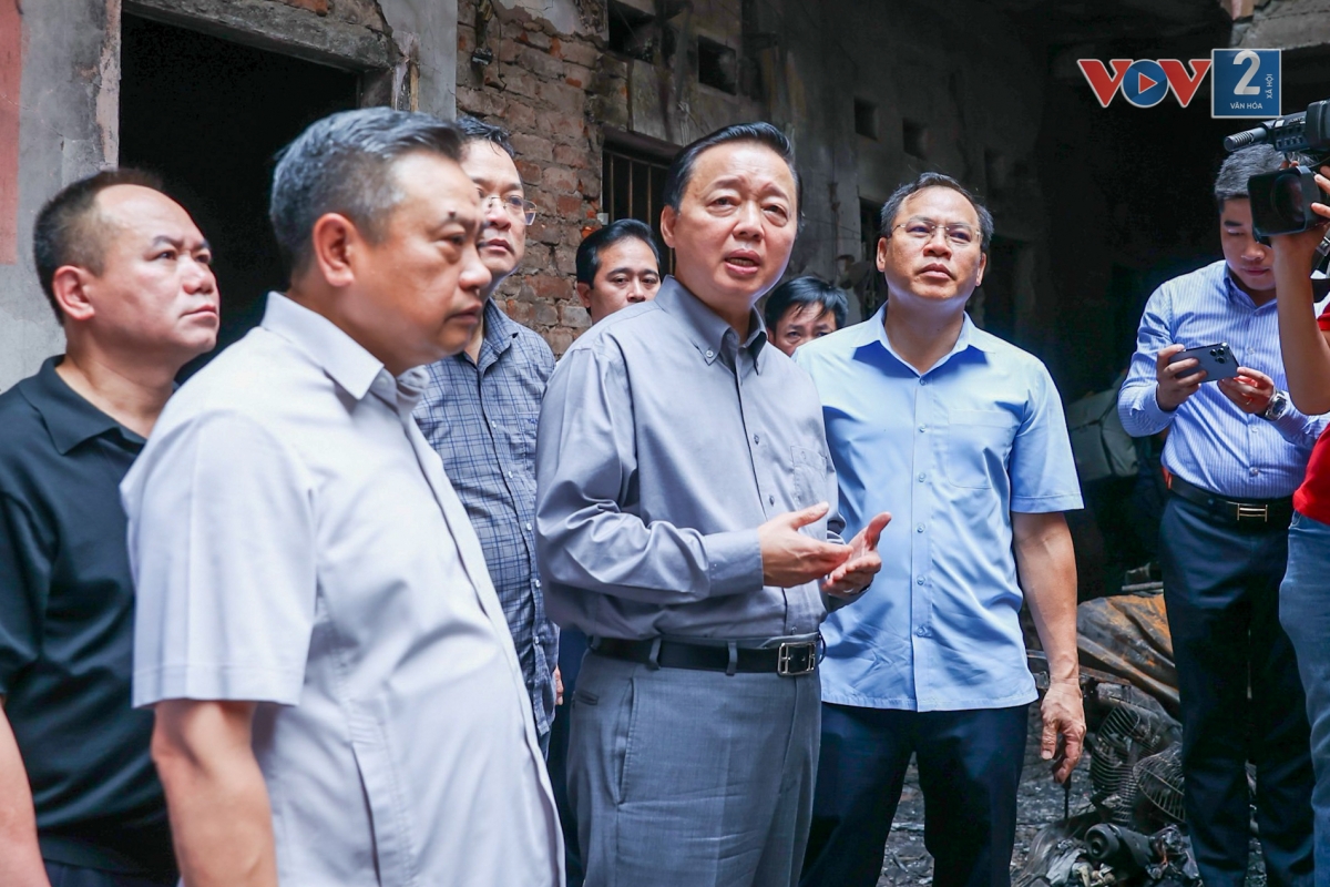 Bí thư Thành uỷ Hà Nội Đinh Tiến Dũng, Phó Bí thư Thường trực Thành uỷ Nguyễn Thị Tuyến, Chủ tịch UBND thành phố Trần Sỹ Thanh cũng đến kiểm tra hiện trường vụ cháy.
