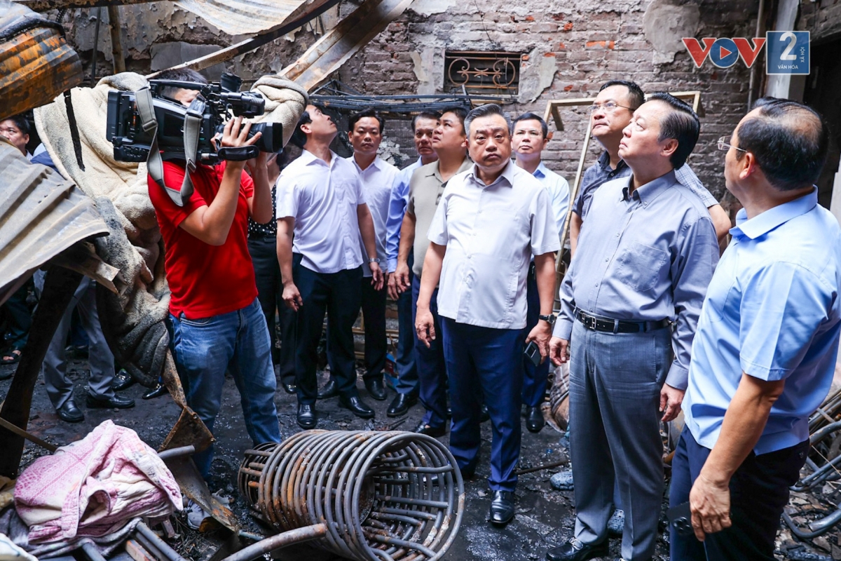Theo ghi nhận của phóng viên, Phó Chủ tịch Quốc hội Trần Quang Phương cùng đoàn công tác đến kiểm tra hiện trường vụ cháy ở phố Trung Kính (Trung Hoà, Cầu Giấy, Hà Nội). Trước đó, Phó Thủ tướng Trần Hồng Hà cũng đến kiểm tra hiện trường vụ cháy.