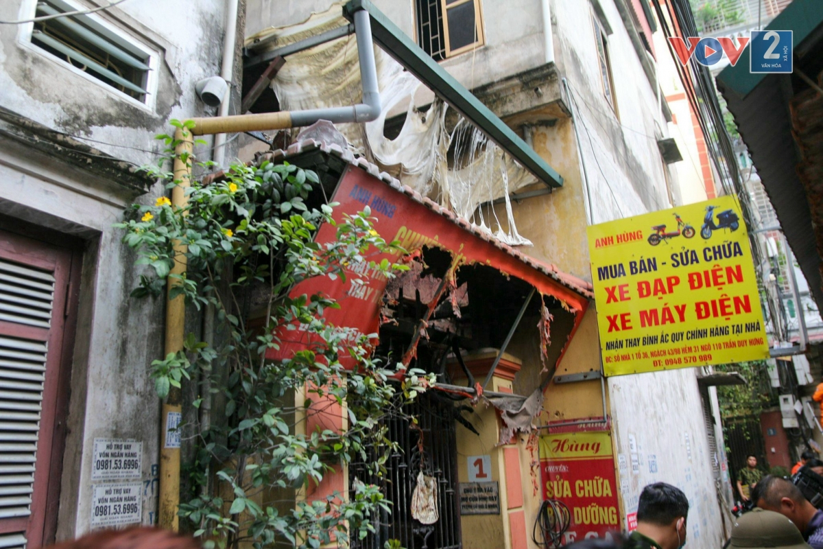 Thông tin về vụ cháy, Công an TP Hà Nội Hà Nội cho biết, lúc 0h46 cùng ngày, Trung tâm Thông tin chỉ huy Công an thành phố nhận được tin báo cháy nhà dân, tại địa chỉ số 1, hẻm 31, ngách 98, ngõ 43 đường Trung Kính, phường Trung Hòa, quận Cầu Giấy.
​​​​​