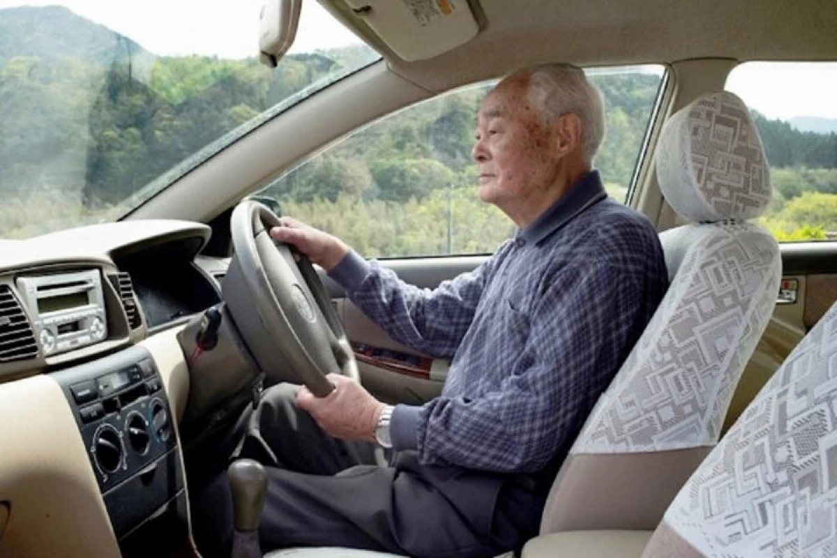 Người cao tuổi nên hạn chế lái xe và không nên lái xe vào ban đêm. (Ảnh minh hoạ)