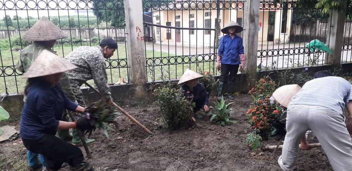 Người cao tuổi xã Thanh Mỹ tham gia làm đường hoa