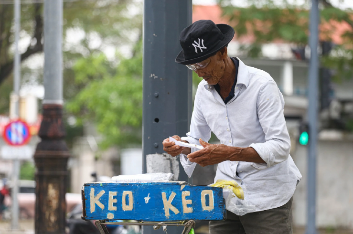 Ông Tùng là người hiếm hoi còn bán kẹo kéo dạo ở Huế