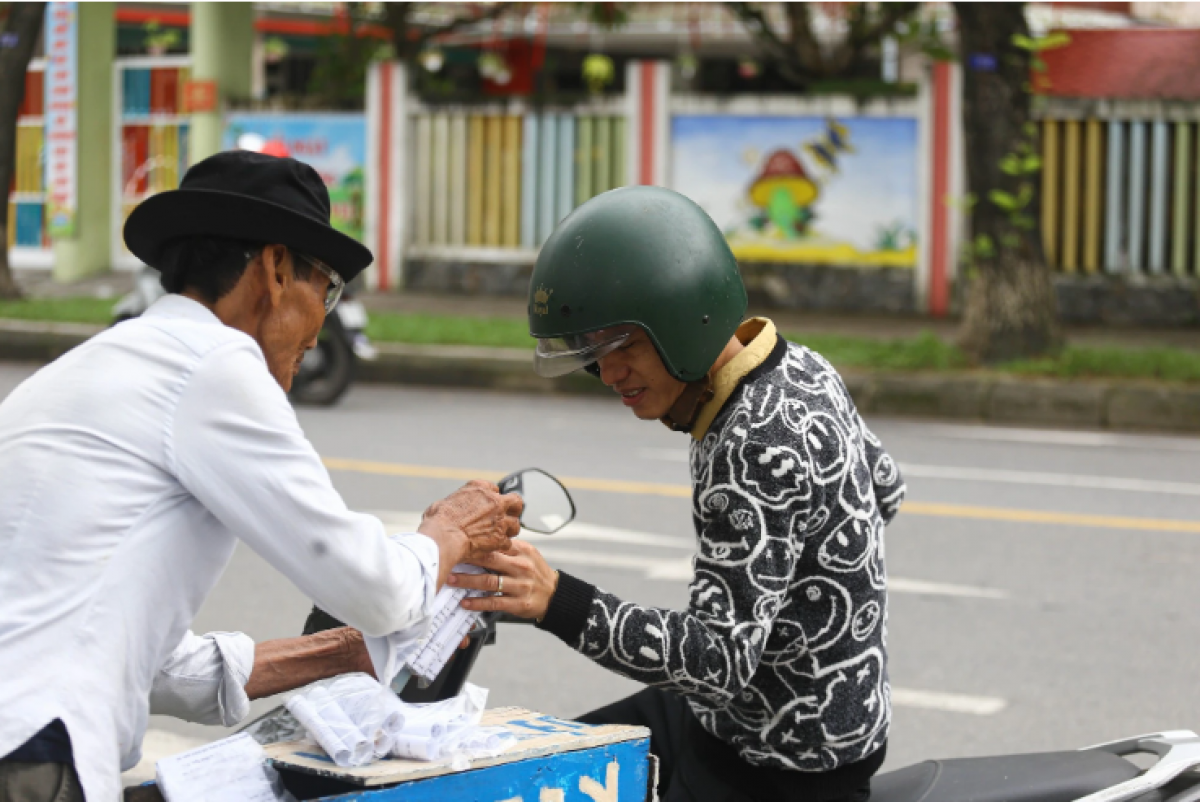 Nhiều người đi đường thích thú, ghé lại vì ấn tượng hình ảnh quầy kẹo kéo của ông Tùng