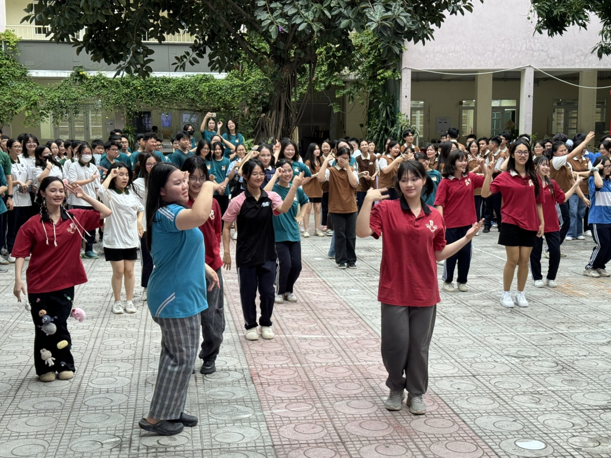 Được vận động, được tạm dừng chu trình học bài, làm bài tạo ra niềm vui trên gương mặt học sinh lớp 9
