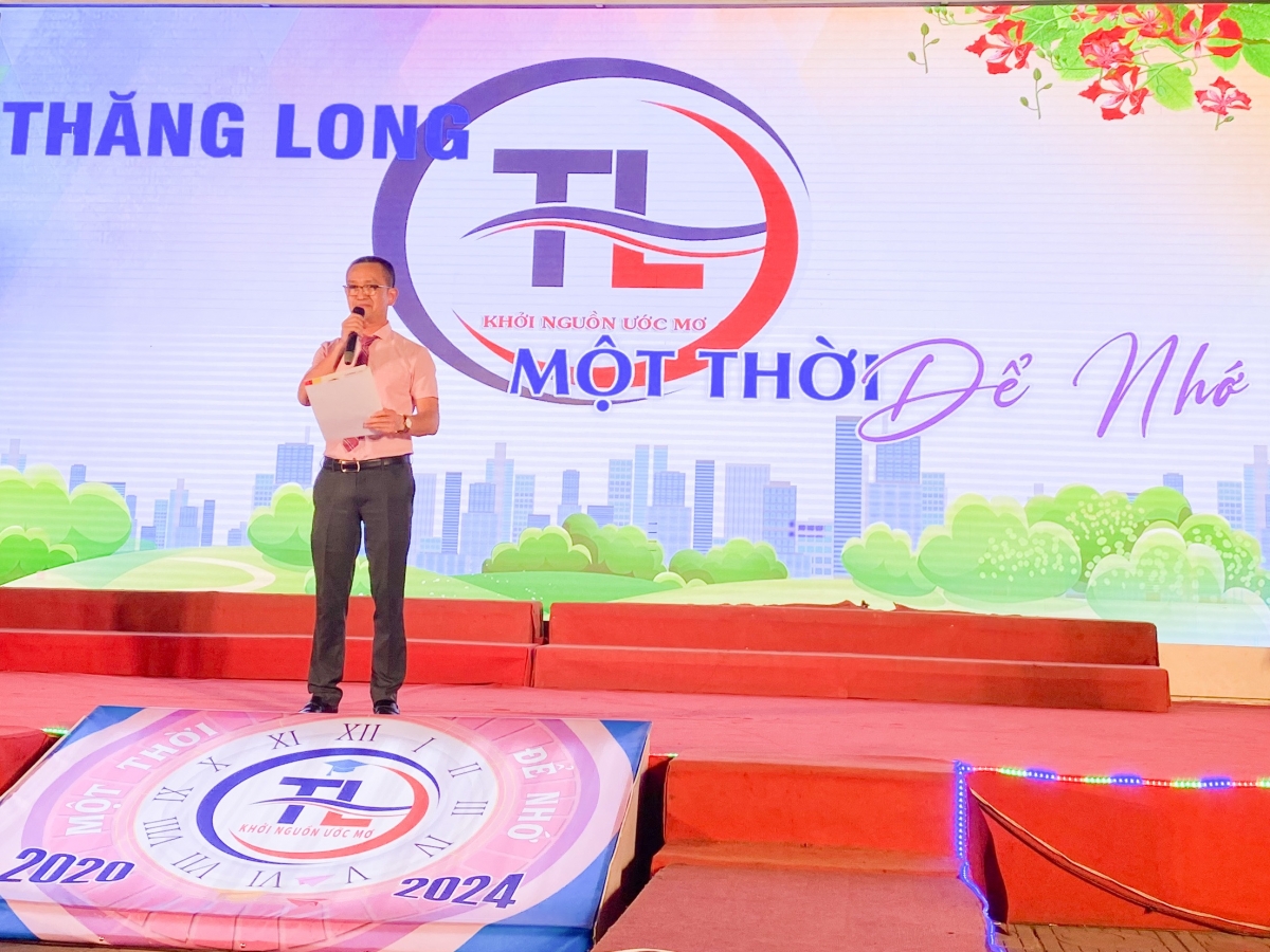 " Thăng Long- Một thời để nhớ là một chương trình đặc biệt do thầy cô dành tặng các con học sinh 2k9 với mong muốn các con có những kỉ niệm đẹp bên thầy cô và bạn bè trước khi bước vào một môi trường học tập mới", thầy Hiệu trưởng Phan Dân chia sẻ.